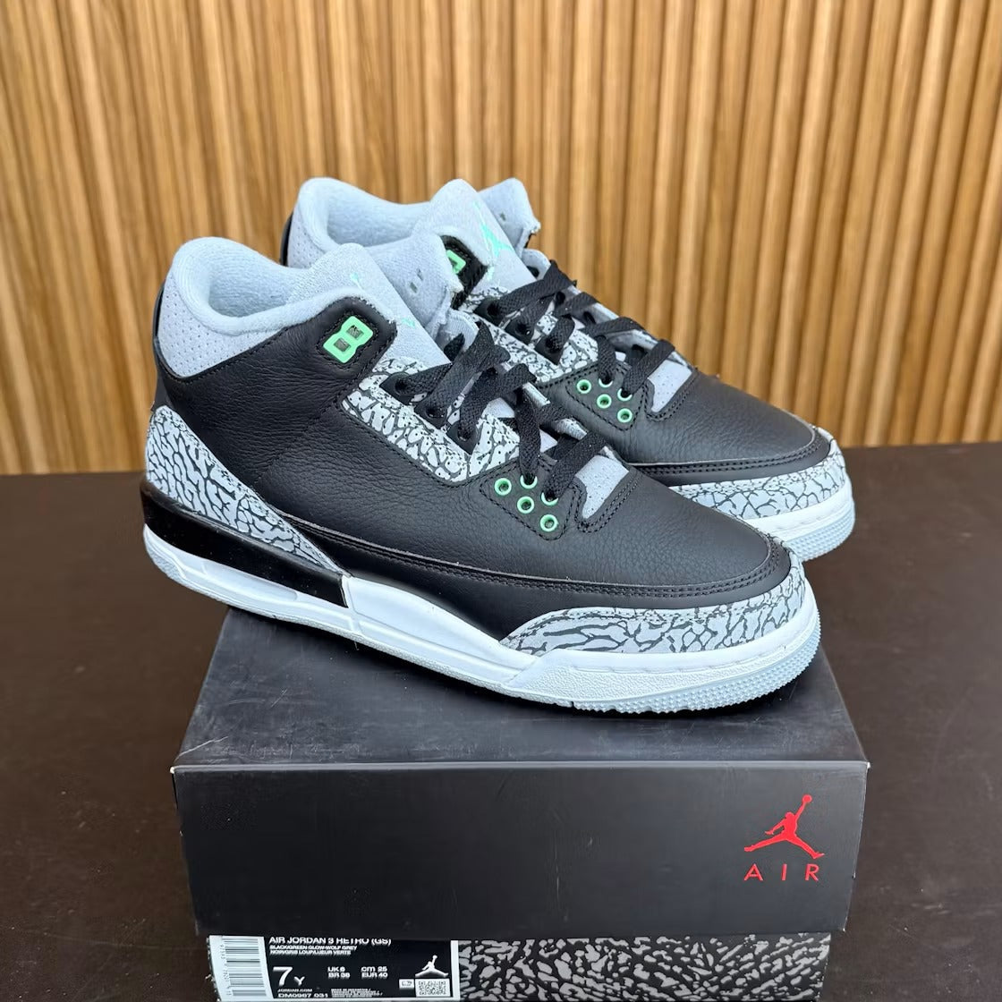 Used - Air Jordan 3 Retro Green Glow (GS) - US 7Y - detail 1