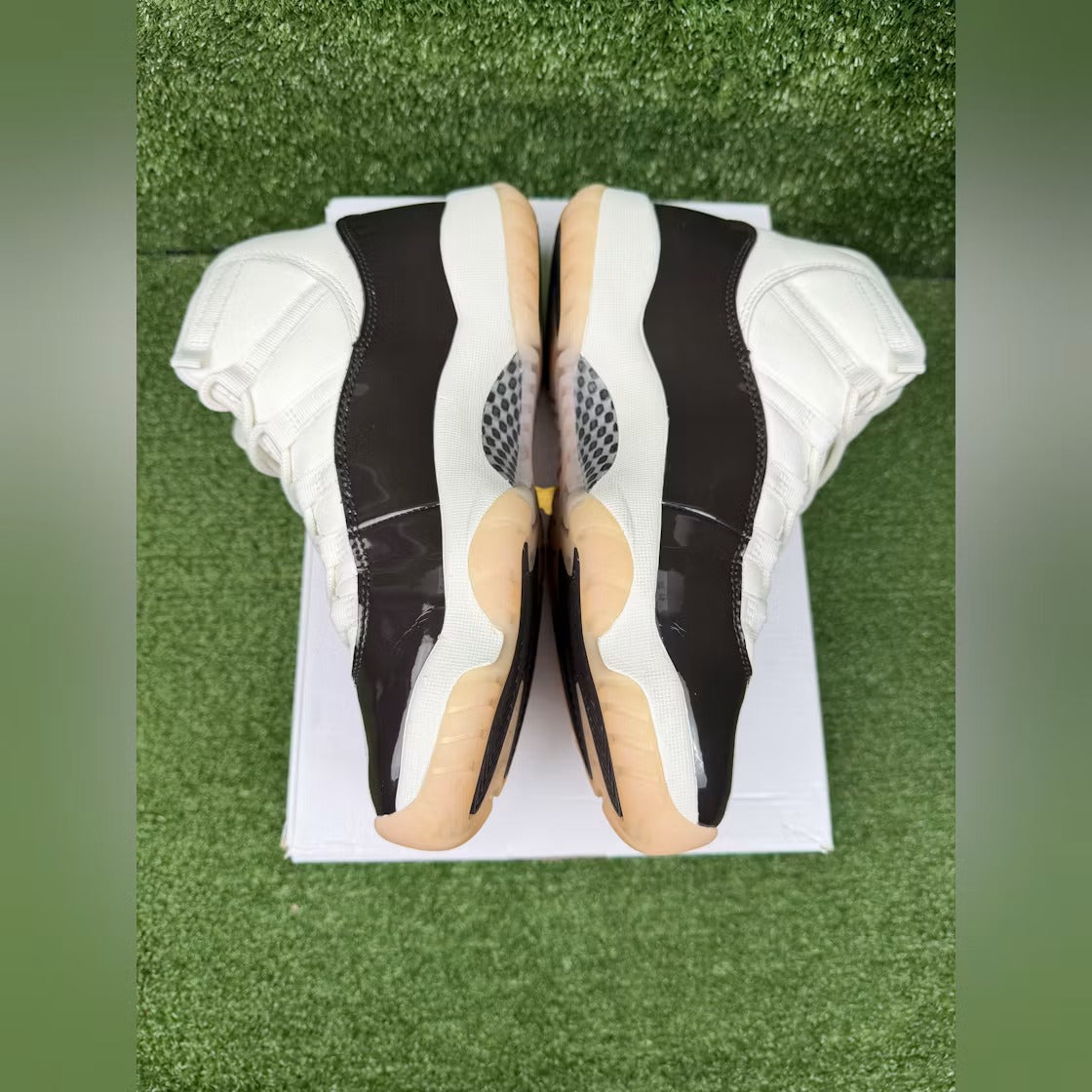 Used - Air Jordan 11 Retro Neapolitan (Women's) - US W 8 - detail 3