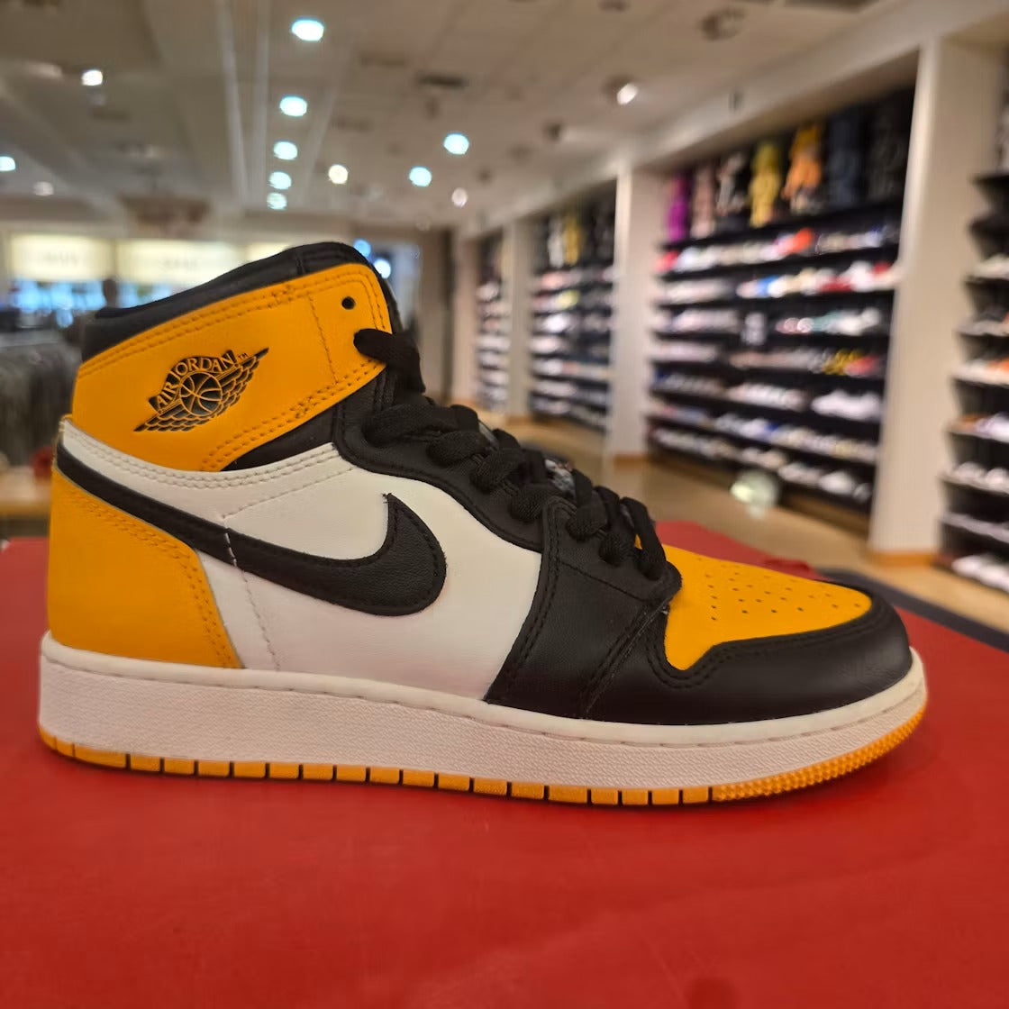 Used - Air Jordan 1 Retro High OG Taxi (GS) - US 6Y - detail 1